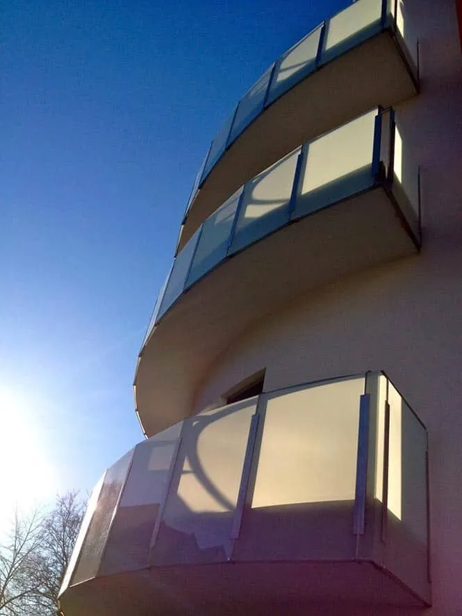 Garde-corps de balcon en verre bombé — garde-corps en verre sur mesure au Luxembourg — Vitralux Bradtke