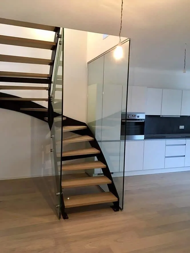Garde-corps sur escalier droit — garde-corps en verre sur mesure au Luxembourg — Vitralux Bradtke