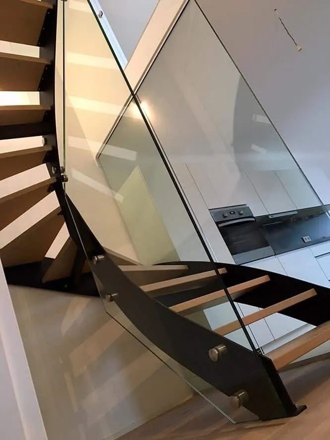 Garde-corps d'escalier courbe — garde-corps en verre sur mesure au Luxembourg — Vitralux Bradtke