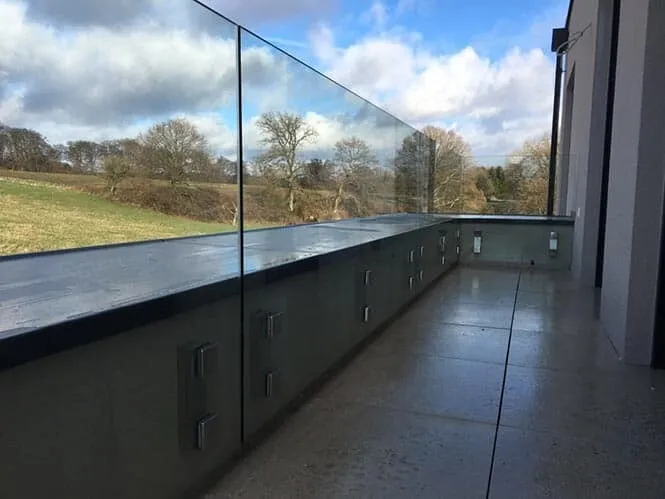 Garde-corps de terrasse toute hauteur — garde-corps en verre sur mesure au Luxembourg — Vitralux Bradtke
