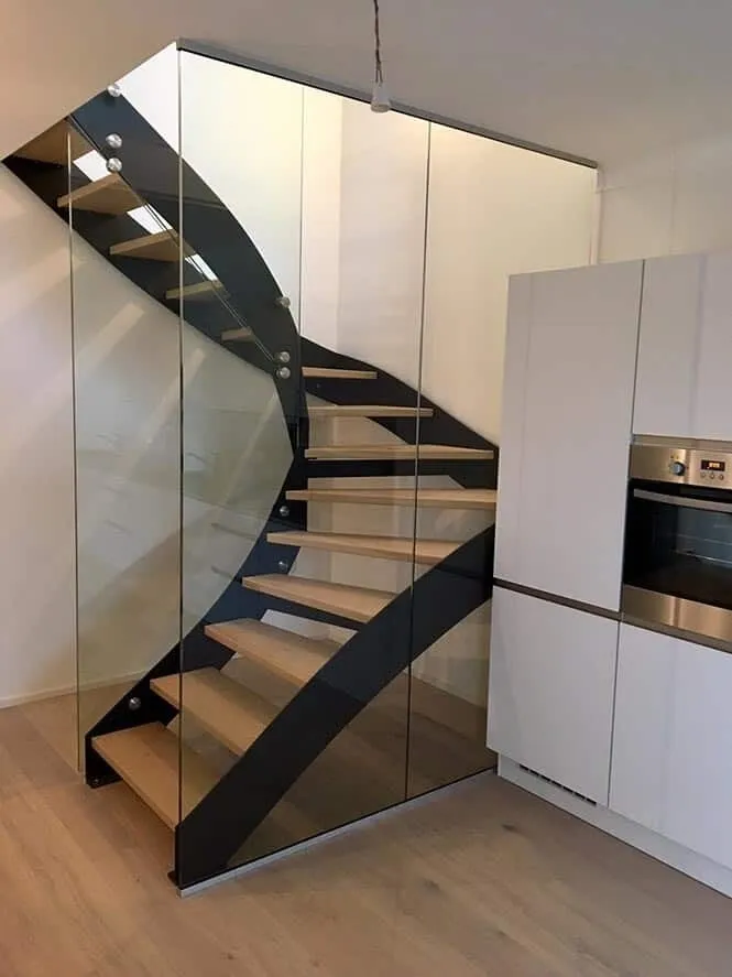 Garde-corps d'escalier tournant — garde-corps en verre sur mesure au Luxembourg — Vitralux Bradtke