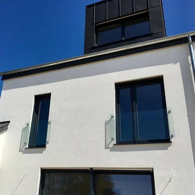 Garde-corps de balcons sur façade blanche — garde-corps en verre sur mesure au Luxembourg — Vitralux Bradtke