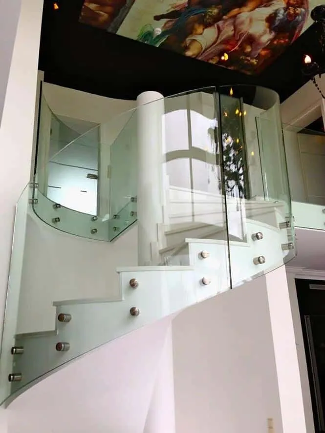 Garde-corps d'escalier courbe — garde-corps en verre sur mesure au Luxembourg — Vitralux Bradtke