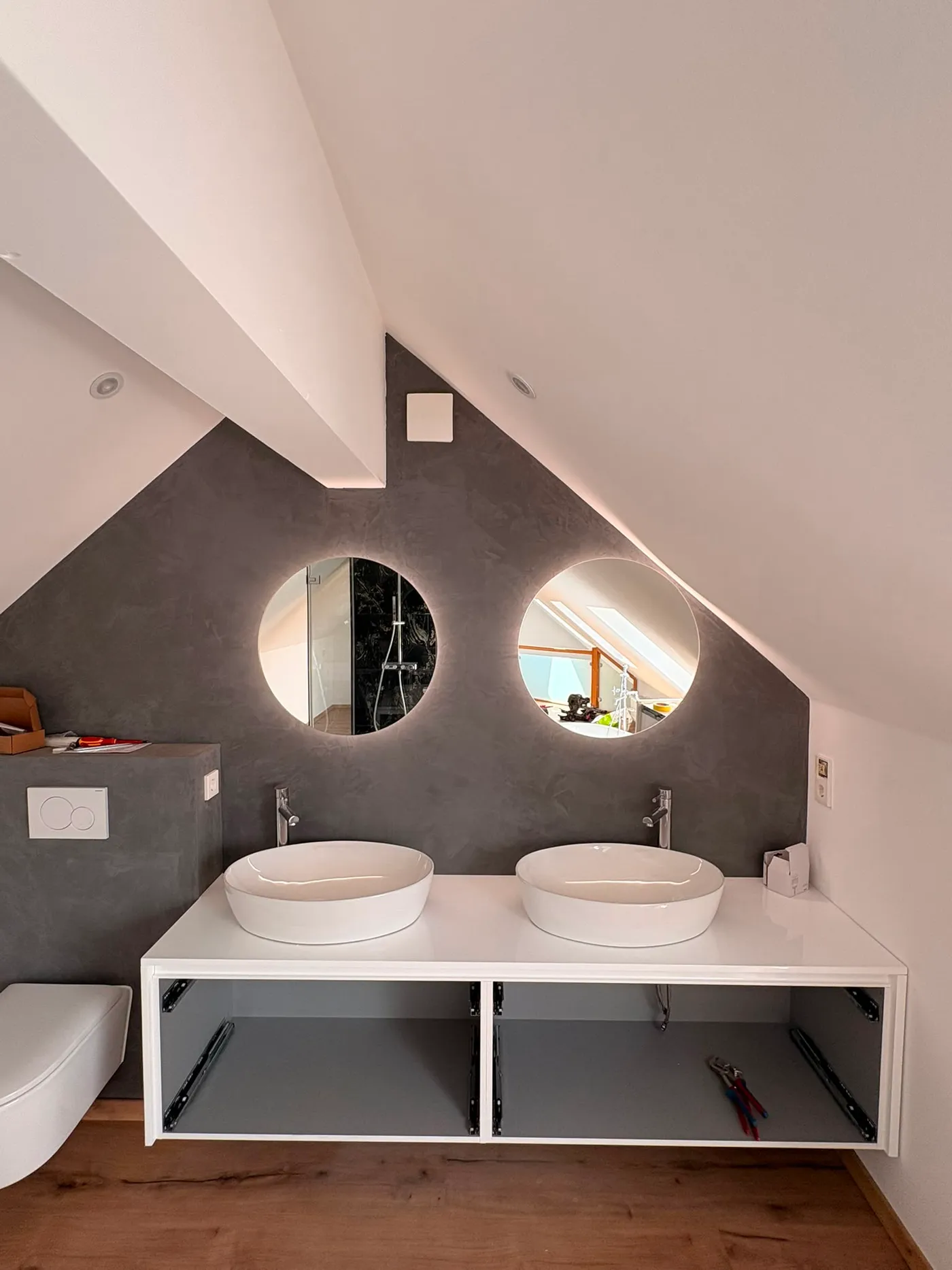 Deux miroirs ronds rétroéclairés LED sur mesure dans une salle de bain sous comble — miroir LED Luxembourg — Vitralux Bradtke