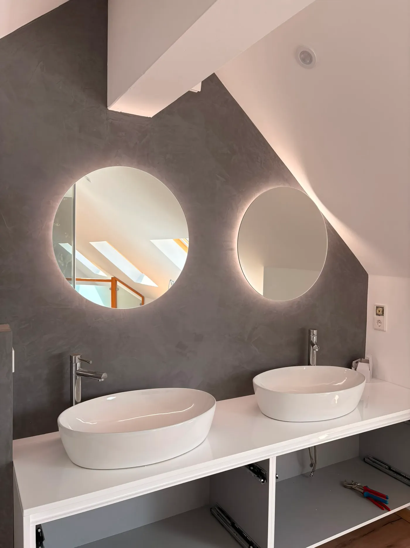 Miroirs ronds rétroéclairés LED sur mesure sur mur gris — miroir LED Luxembourg — Vitralux Bradtke