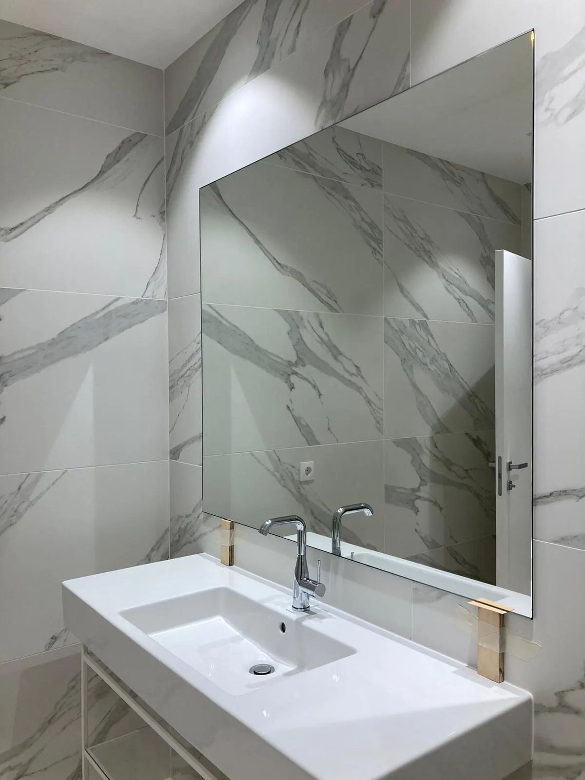 Grand miroir sur mesure au-dessus d'une vasque dans une salle de bain en marbre — miroir sur mesure Luxembourg — Vitralux Bradtke