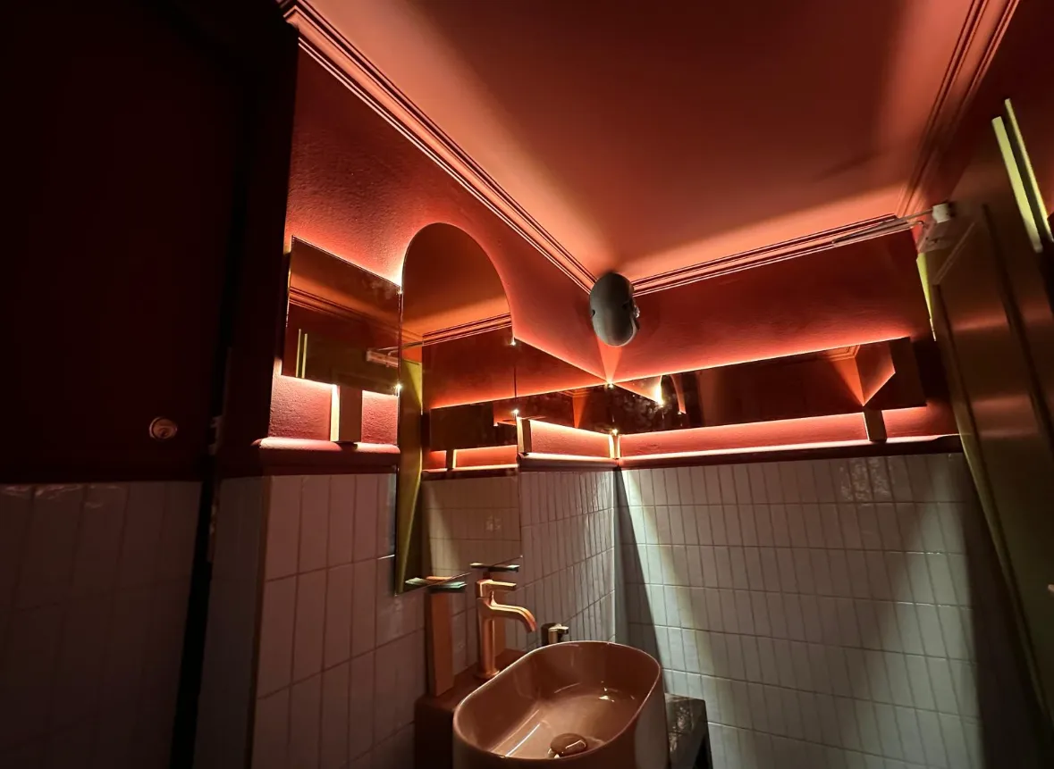 Miroir en arche et miroirs à rétroéclairage LED d'ambiance dans une salle de bain — miroir sur mesure Luxembourg — Vitralux Bradtke