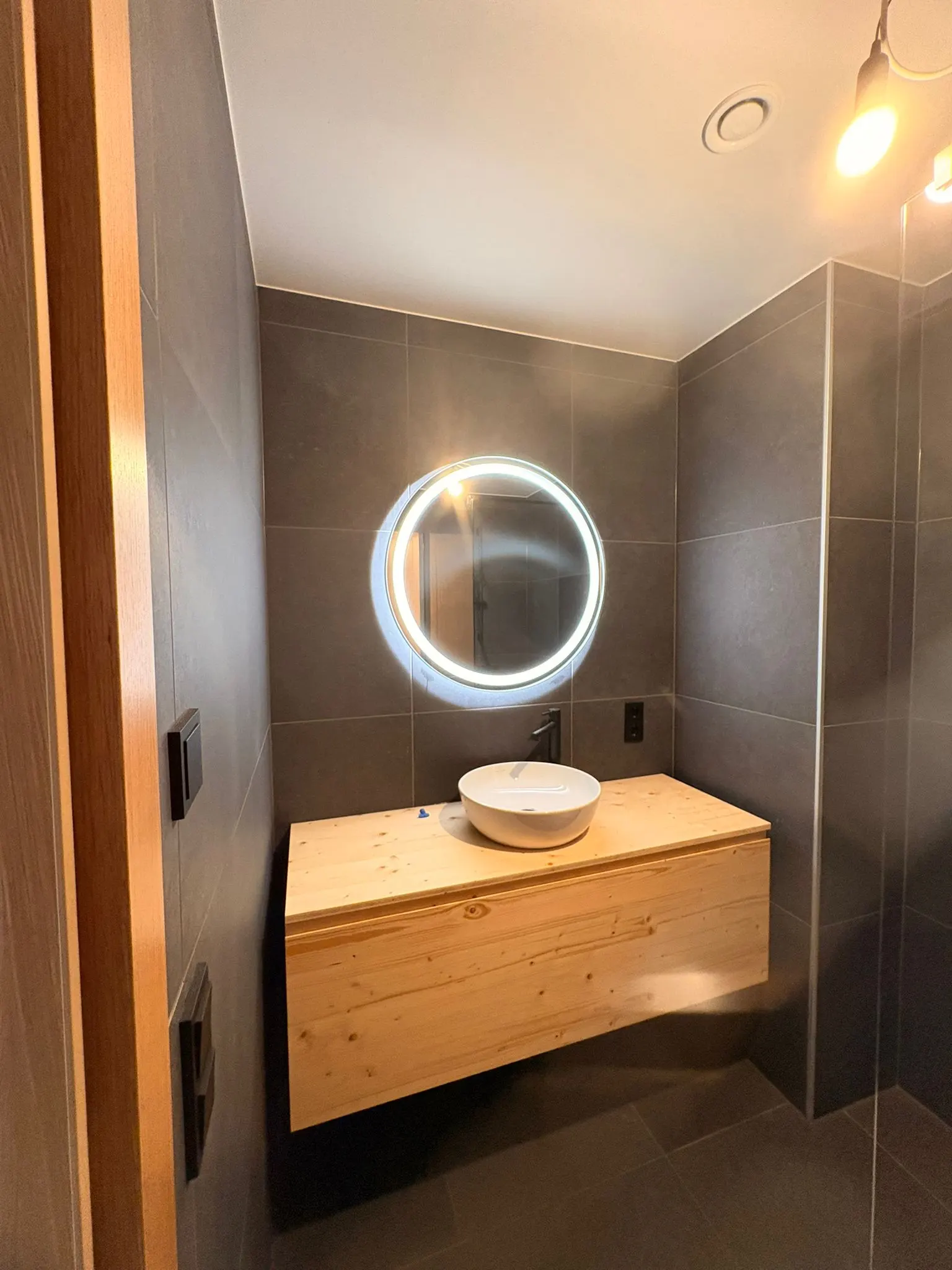 Détail du rétroéclairage LED d'un miroir sur mesure — miroir LED Luxembourg — Vitralux Bradtke