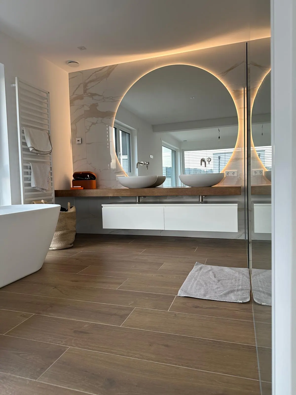 Miroir LED rétroéclairé sur mesure en situation — miroir LED salle de bain Luxembourg — Vitralux Bradtke