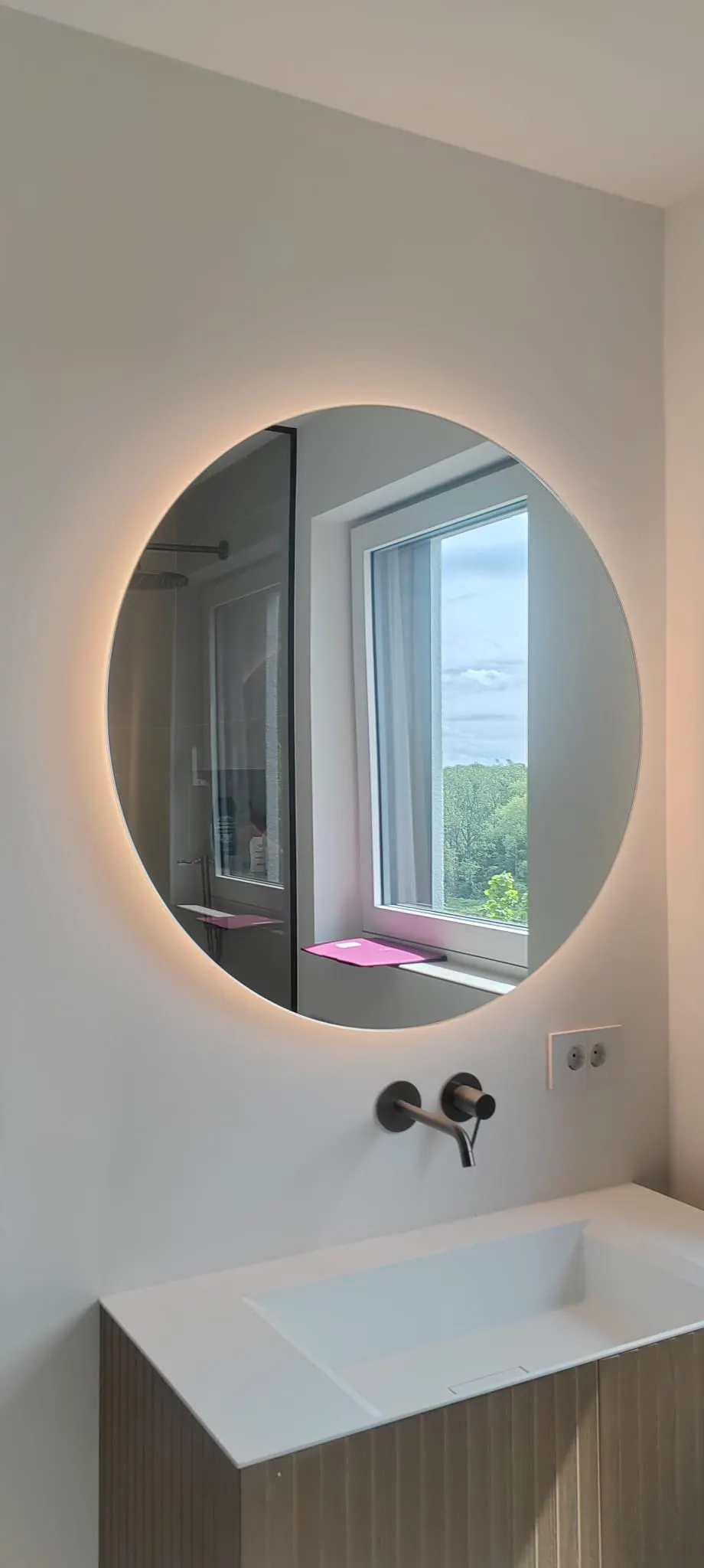 Miroir LED rétroéclairé sur mesure en situation — miroir LED salle de bain Luxembourg — Vitralux Bradtke (photo 5)