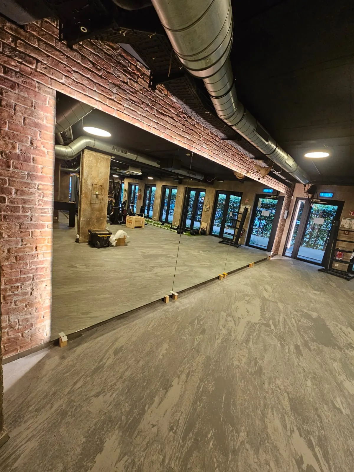 Mur miroir complet dans une salle de sport — miroir fitness Luxembourg — Vitralux Bradtke