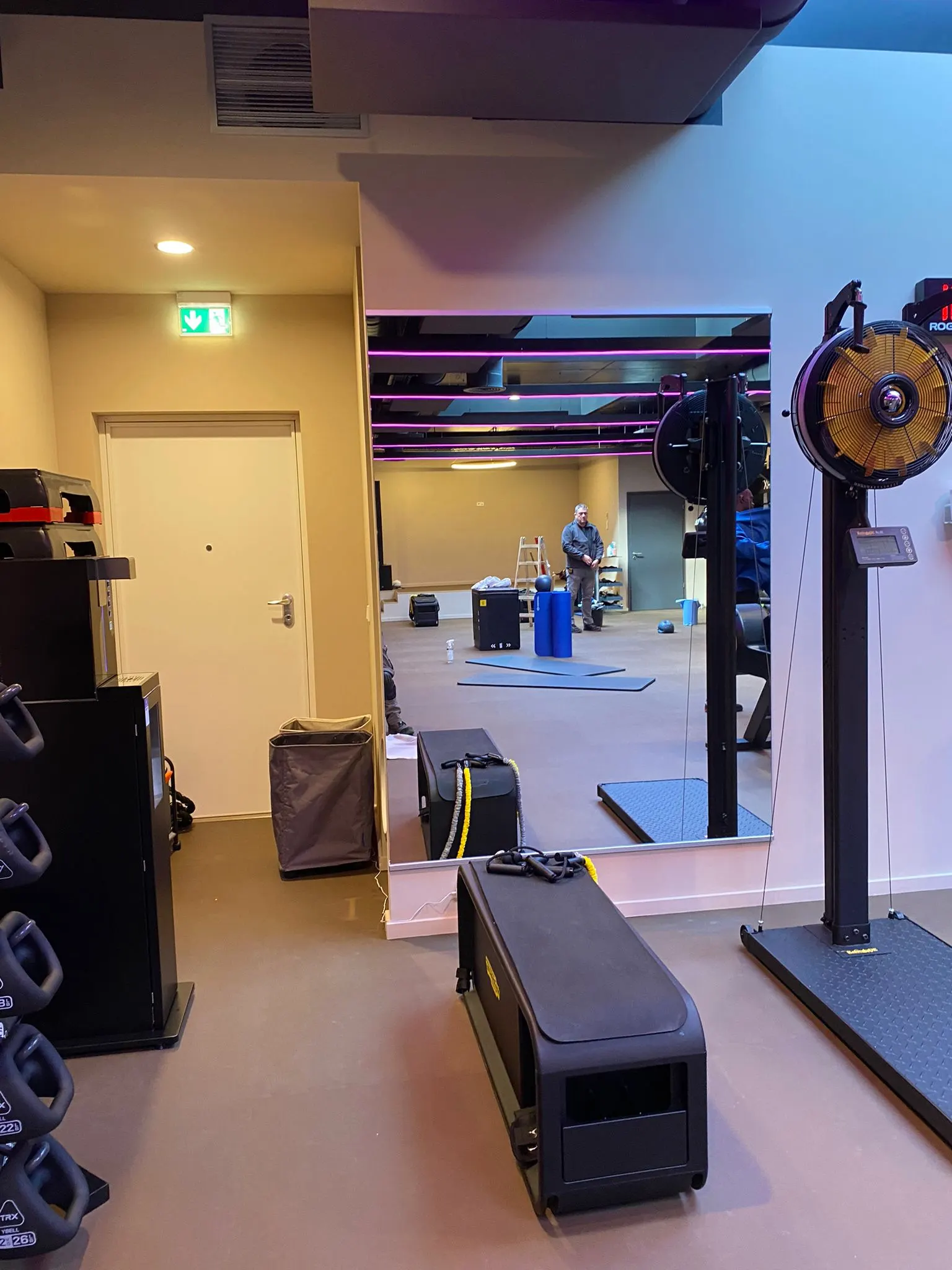 Pose jointive de panneaux miroirs grand format — mur miroir salle de sport Luxembourg — Vitralux Bradtke