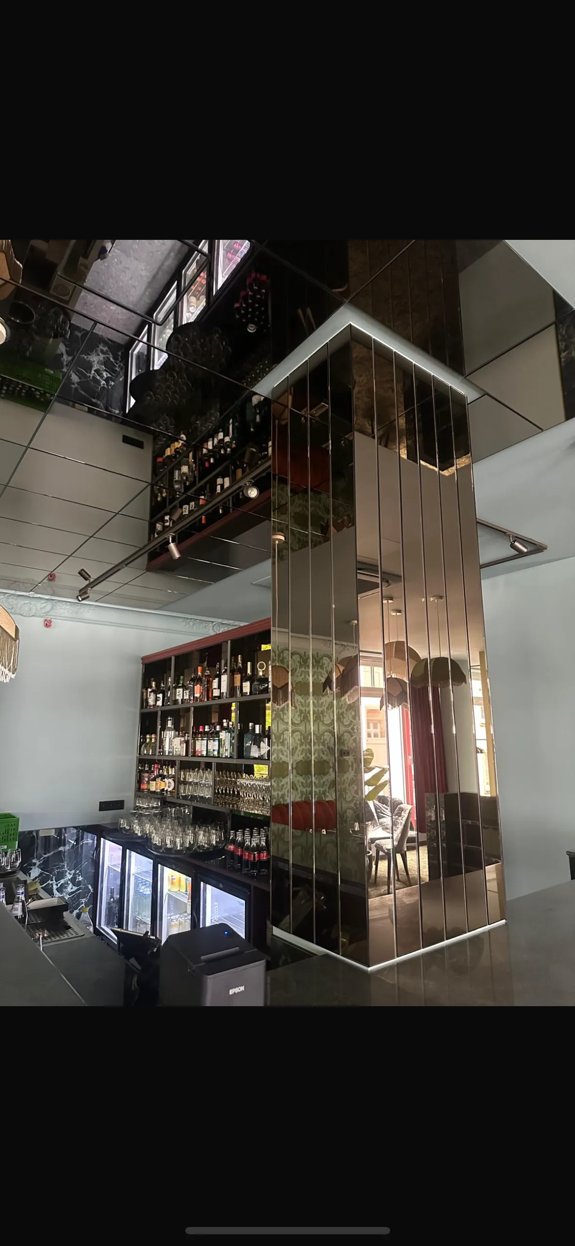 Colonne habillée de miroir bronze dans un bar — miroir décoratif de collection Vitralux Luxembourg