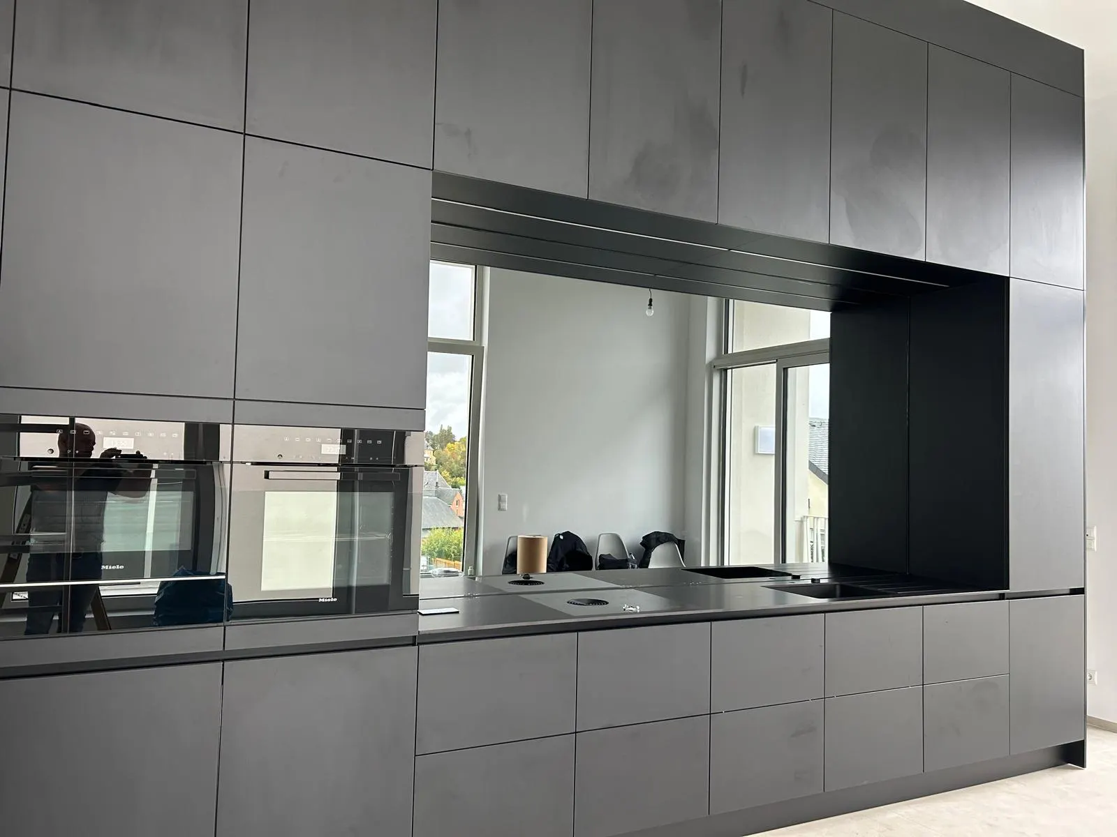 Grand miroir sur mesure en crédence dans une cuisine grise contemporaine — Vitralux Bradtke Luxembourg