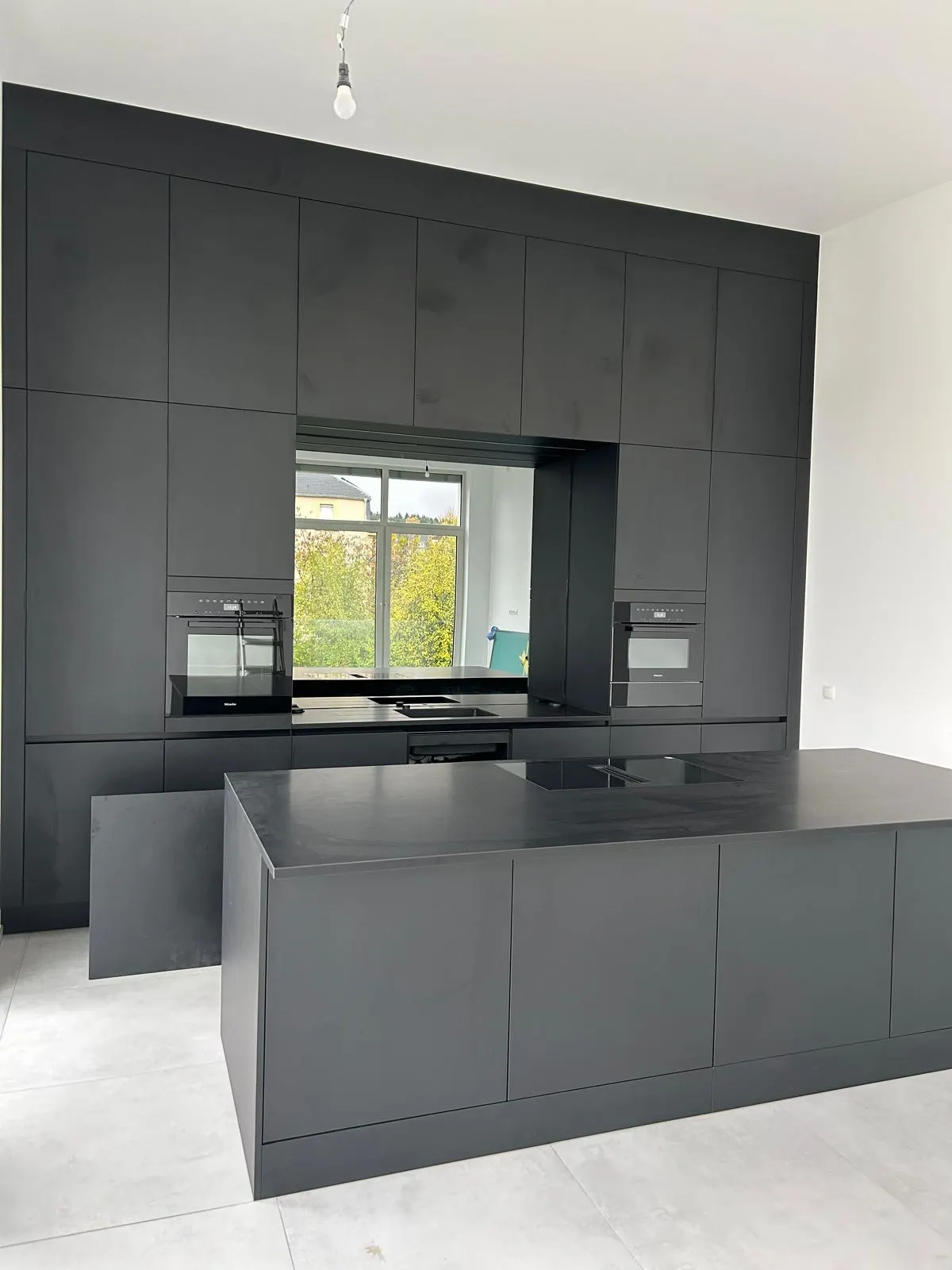 Miroir mural sur mesure en crédence de cuisine avec îlot central — Vitralux Bradtke Luxembourg