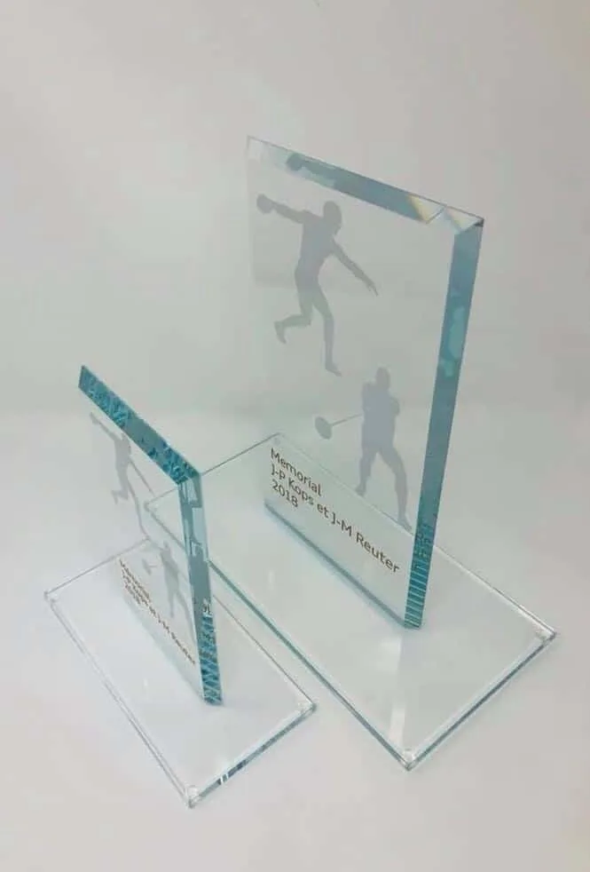 Trophée en verre gravé sur mesure — trophée Vitrophy Luxembourg — Vitralux Bradtke
