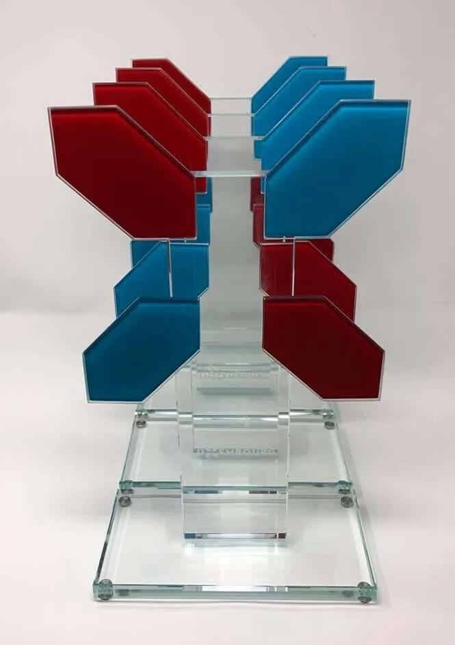 Trophée en verre coloré et découpé — trophée Vitrophy Luxembourg — Vitralux Bradtke