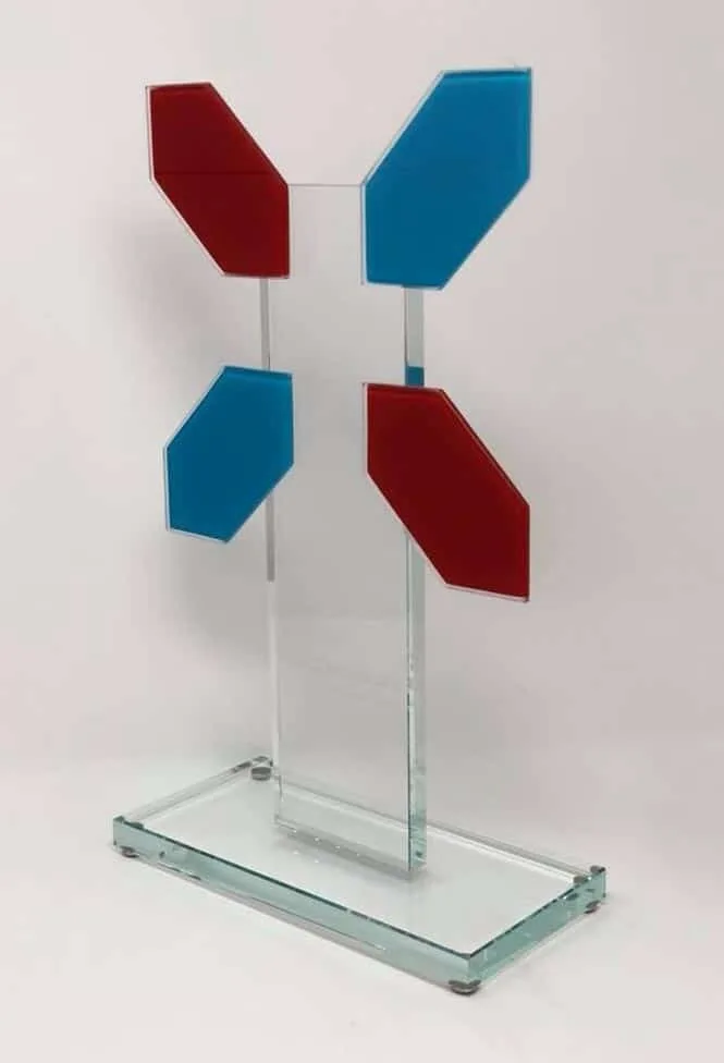 Trophée en verre coloré sur socle — trophée Vitrophy Luxembourg — Vitralux Bradtke