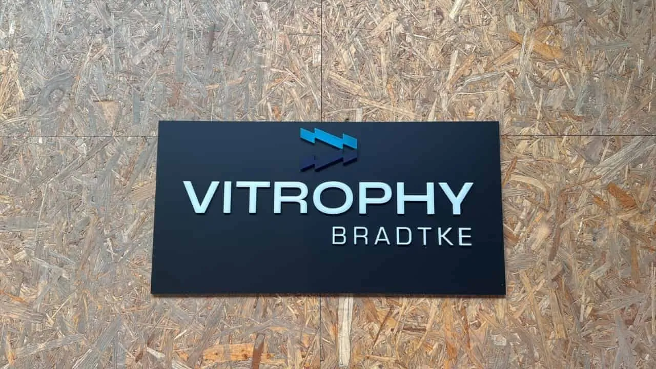 Plaque logo Vitrophy Bradtke en verre gravé — objets personnalisés et trophées en verre Luxembourg — Vitralux Bradtke