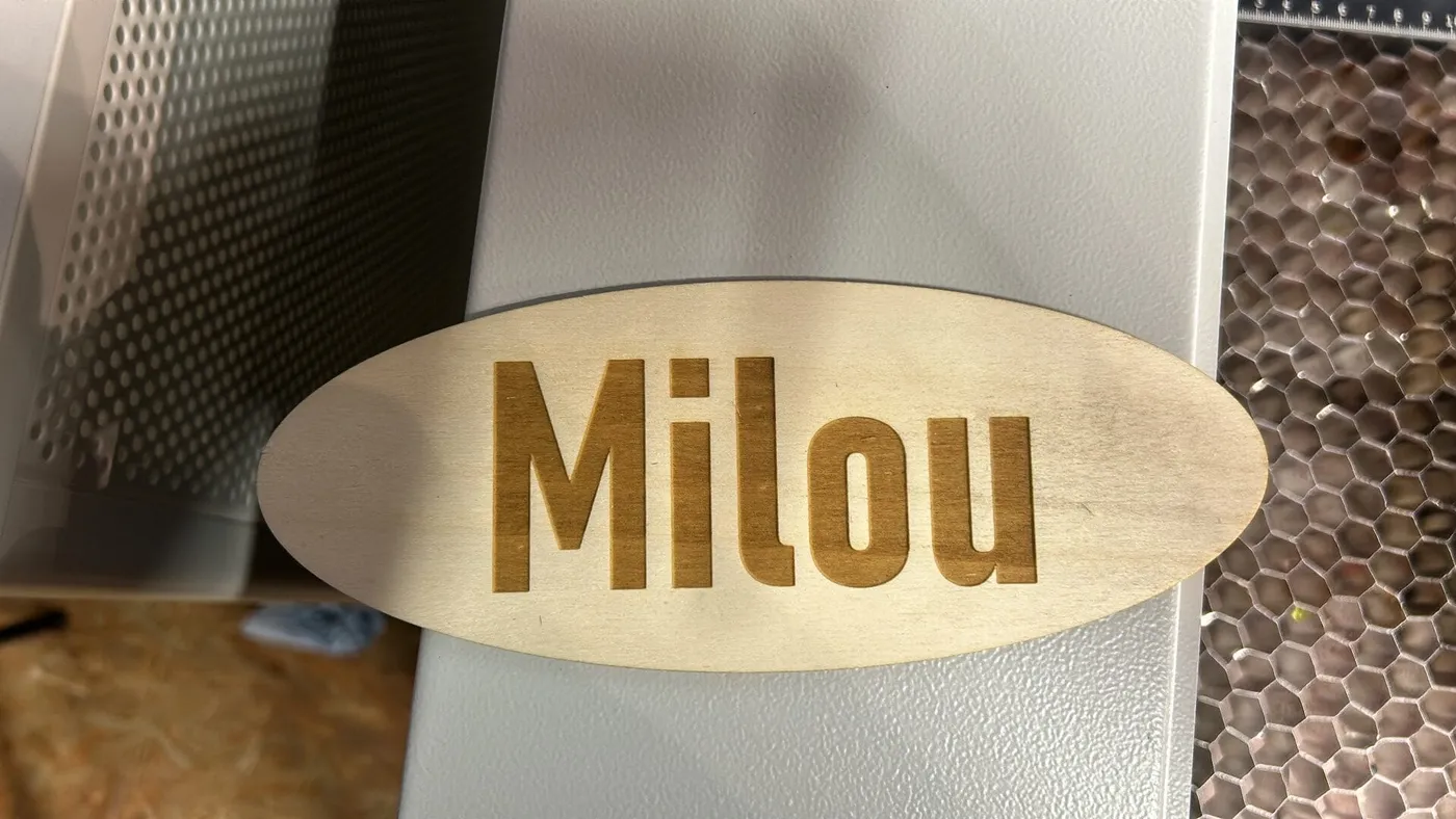 Plaque nominative gravée sur mesure — objet personnalisé Vitrophy — Vitralux Bradtke