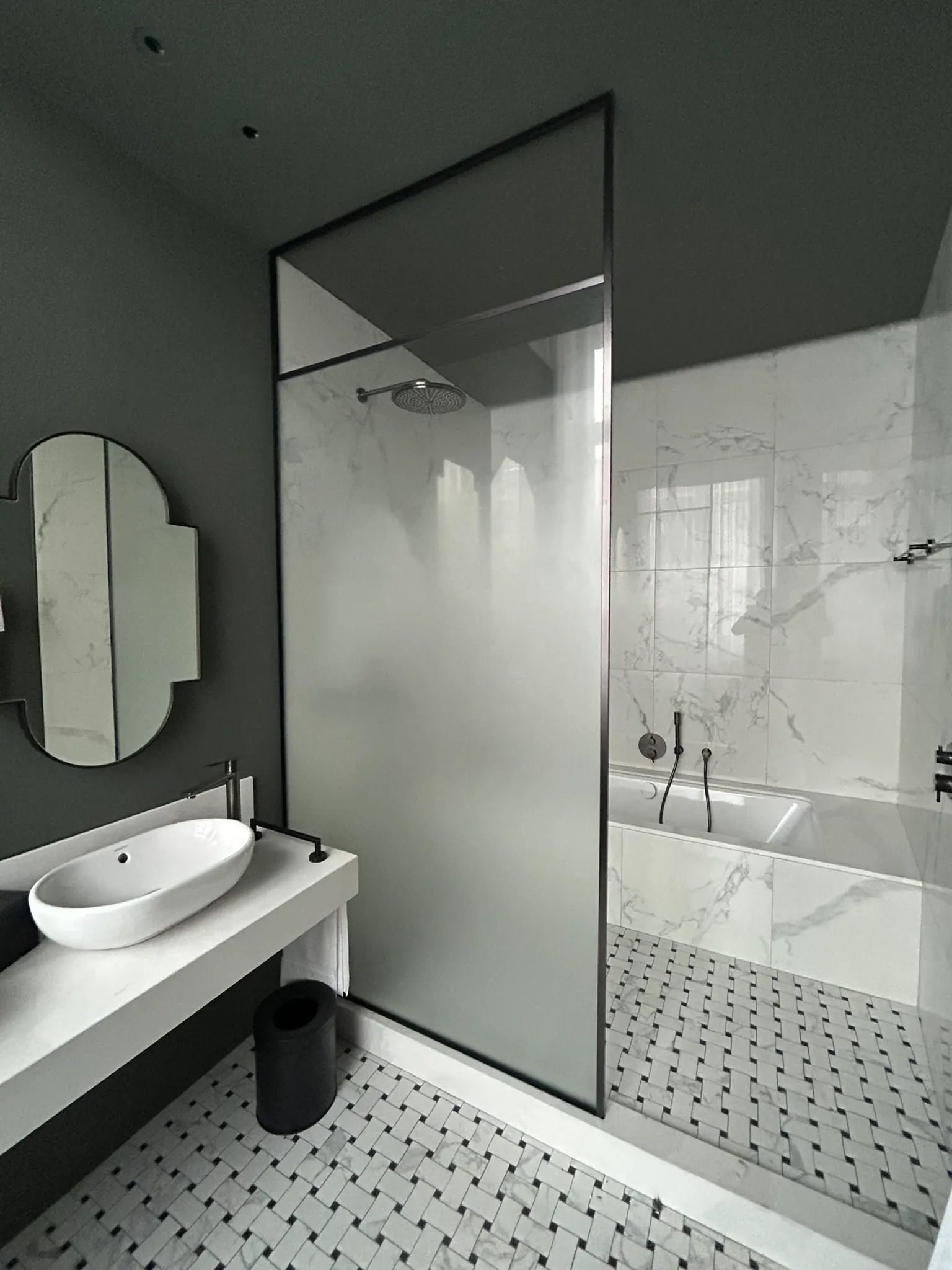 Paroi de douche à l’italienne en verre trempé posée sur mesure — Vitralux Bradtke Luxembourg