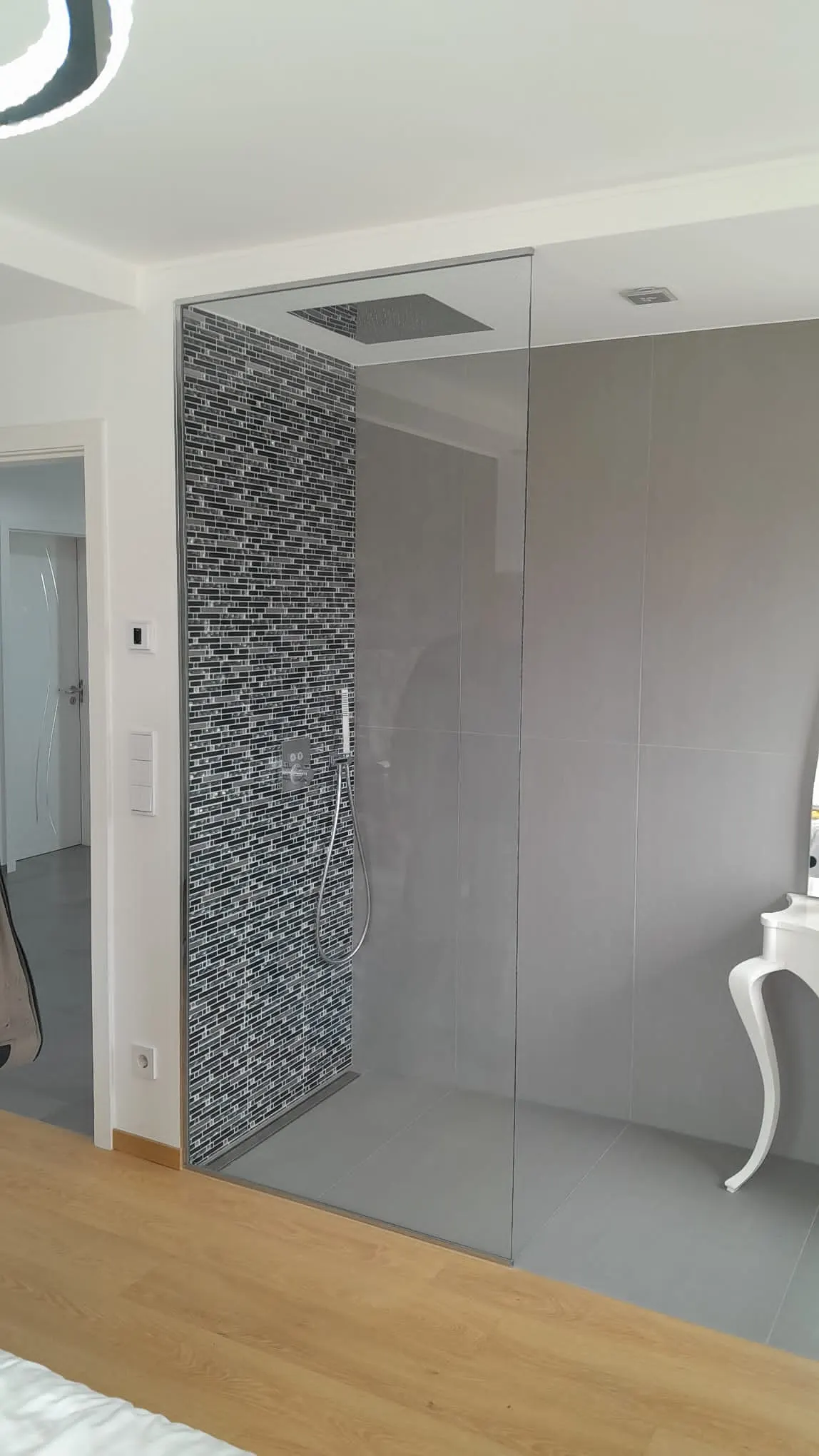 Douche à l’italienne toute hauteur du sol au plafond — paroi de douche sur mesure Luxembourg — Vitralux Bradtke