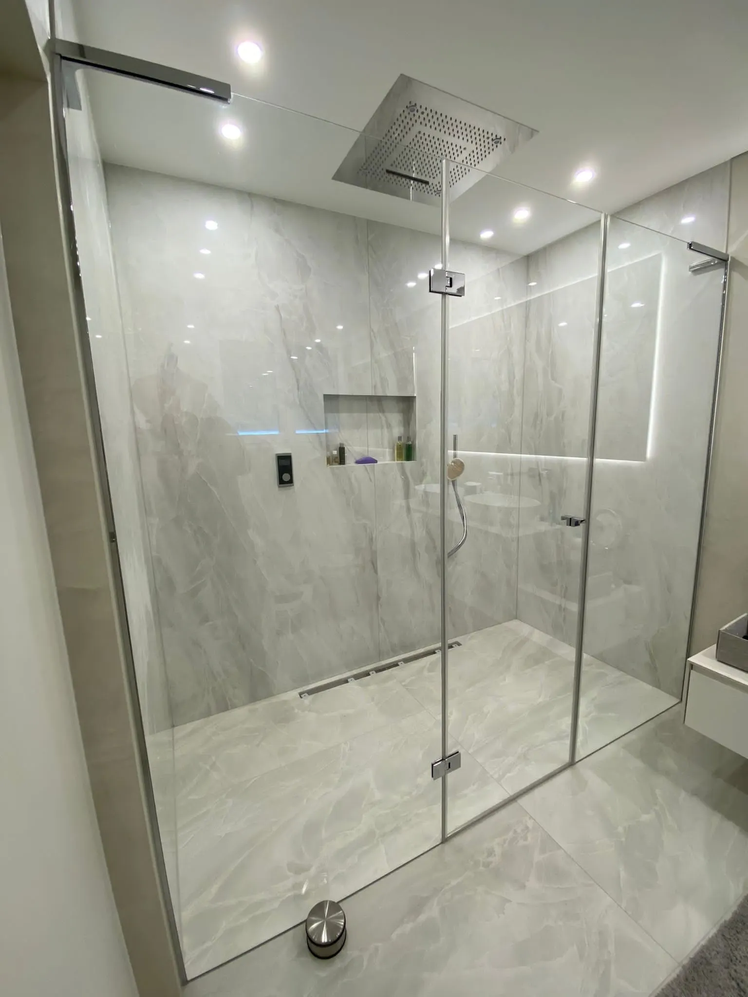 Cabine avec Ouvrant sur Charnière — paroi de douche sur mesure Luxembourg — Vitralux Bradtke