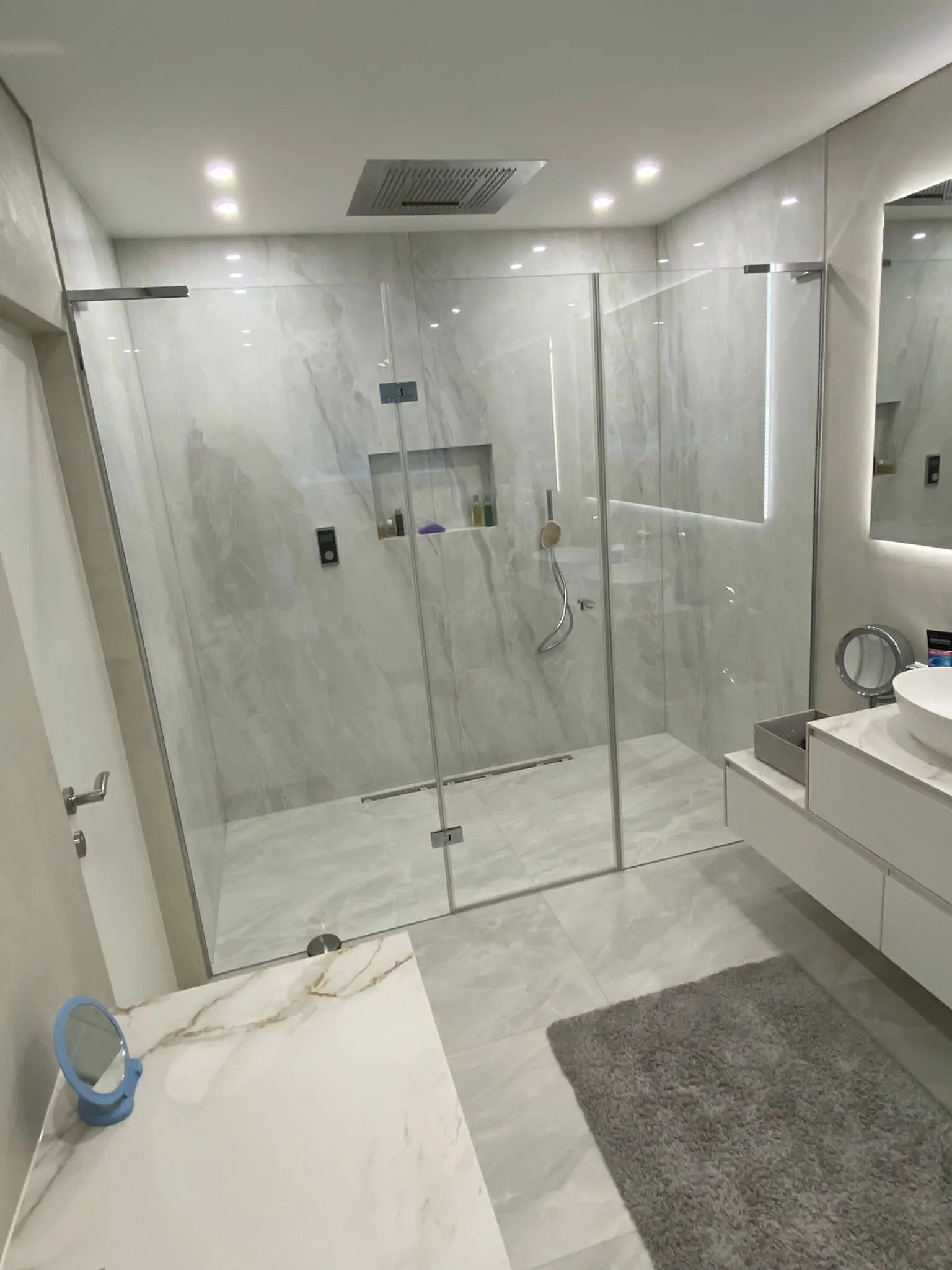 Cabine de douche avec ouvrant sur charnière — paroi de douche verre Luxembourg — Vitralux Bradtke