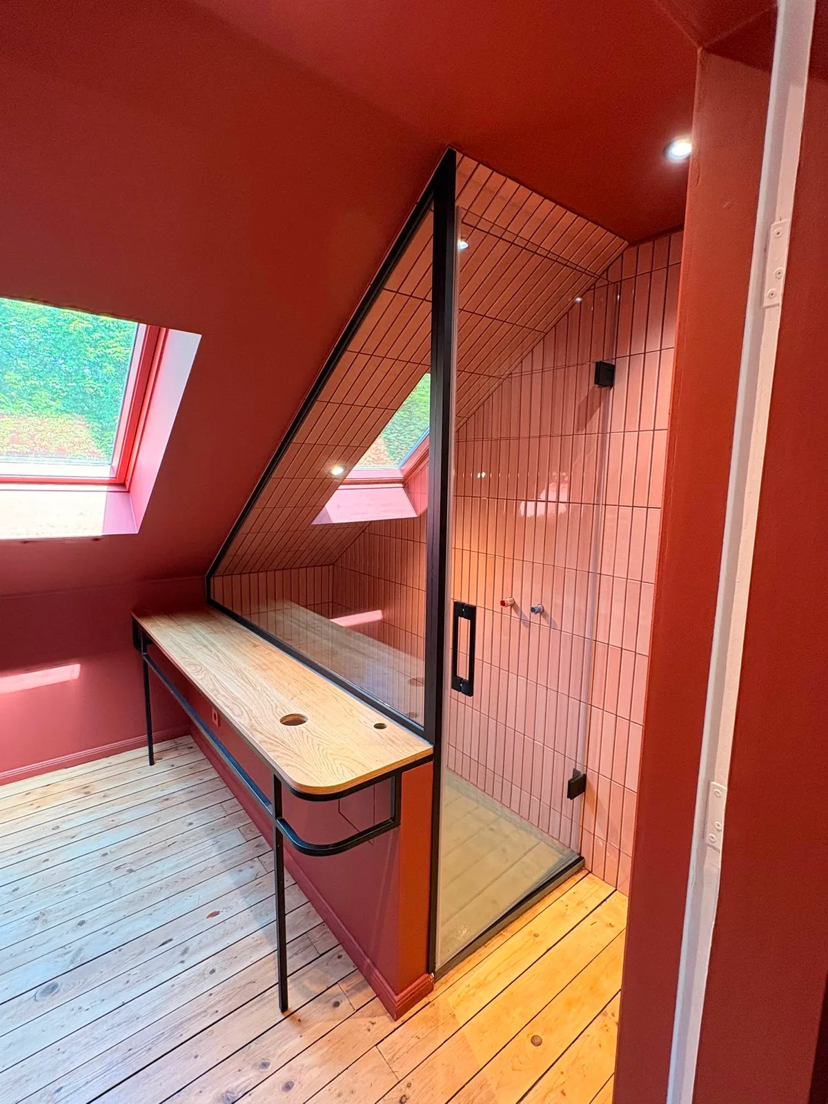 Porte de sauna en verre trempé sur mesure dans une salle de bain sous comble — porte sauna verre Luxembourg — Vitralux Bradtke