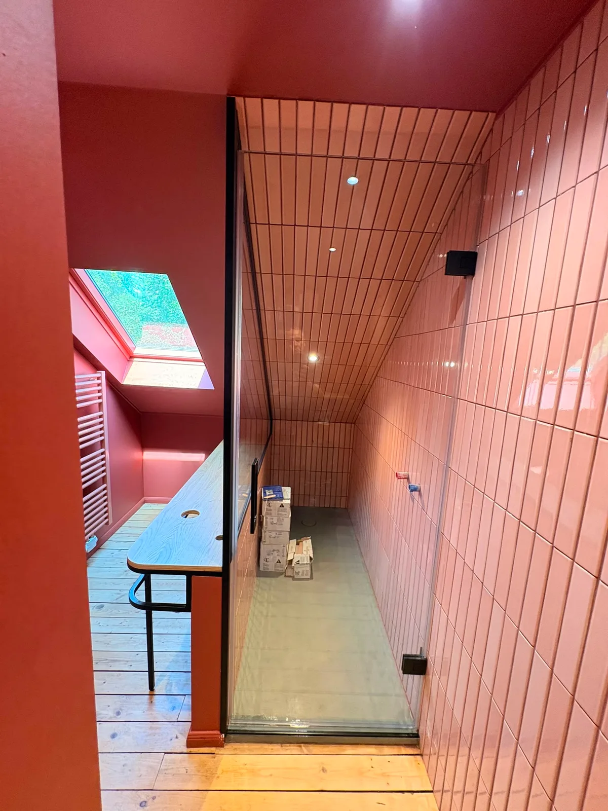 Porte de sauna en verre trempé donnant sur une cabine carrelée — portes et séparations de sauna sur mesure Luxembourg — Vitralux Bradtke