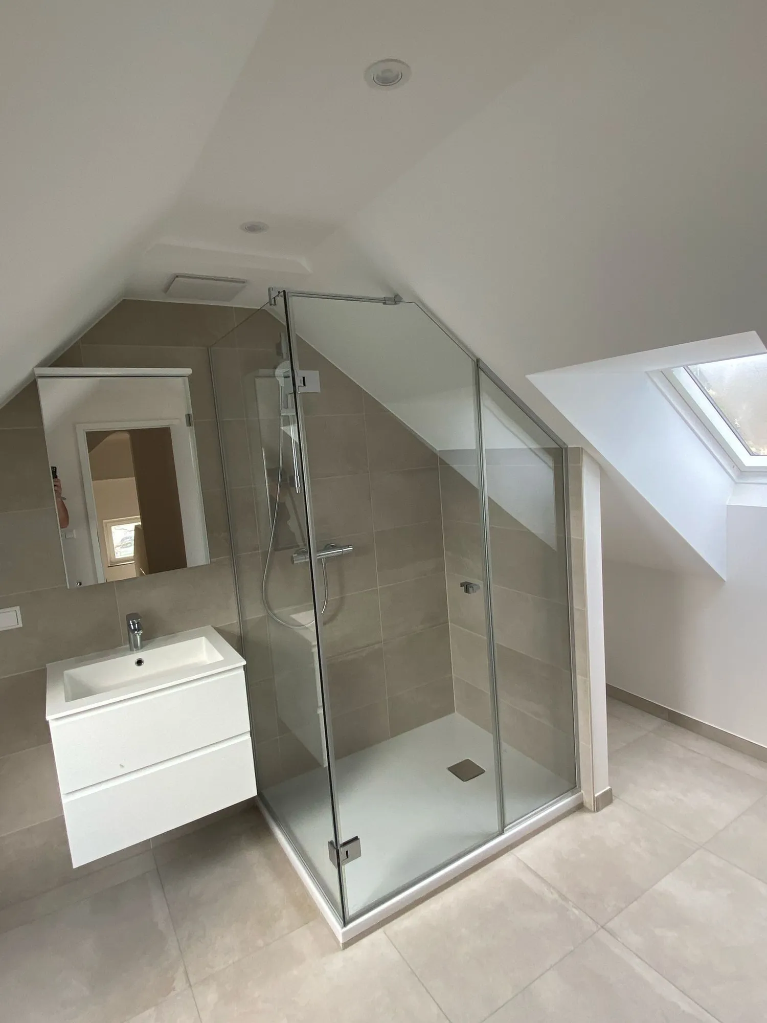 Cabine de douche à charnières en verre trempé sur mesure — Vitralux Bradtke Luxembourg