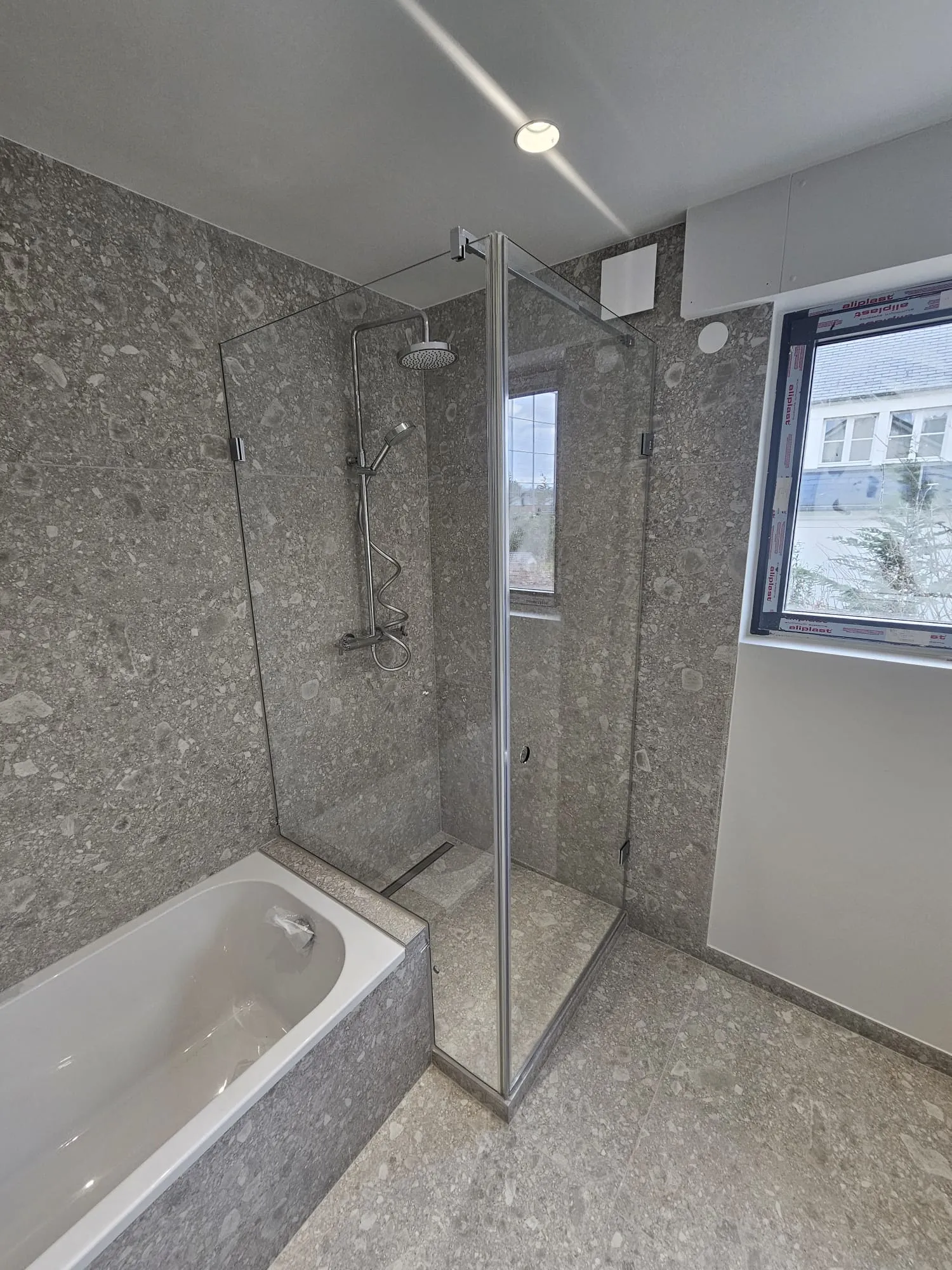 Cabine de douche en verre à charnières sur mesure — Vitralux Bradtke Luxembourg