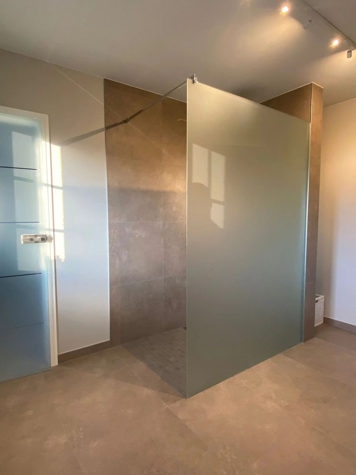 Paroi de douche à l'italienne avec profilé et finition sur mesure — parois de douche Luxembourg — Vitralux Bradtke