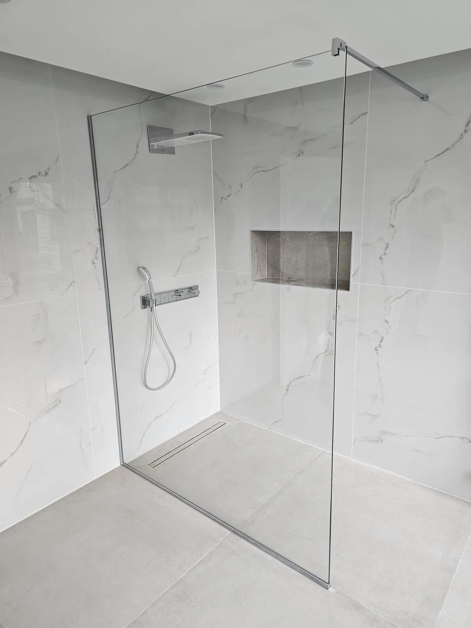 Douche à l'italienne en verre sur mesure dans une salle de bain contemporaine — parois de douche Luxembourg — Vitralux Bradtke