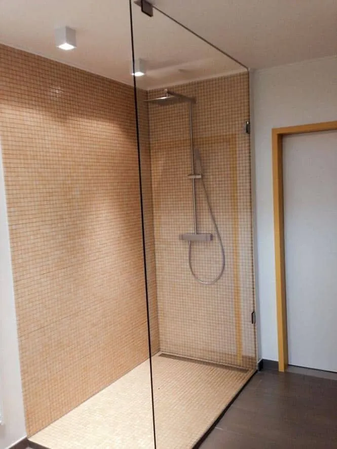 Cabine d’angle sur mosaïque — paroi de douche sur mesure au Luxembourg — Vitralux Bradtke