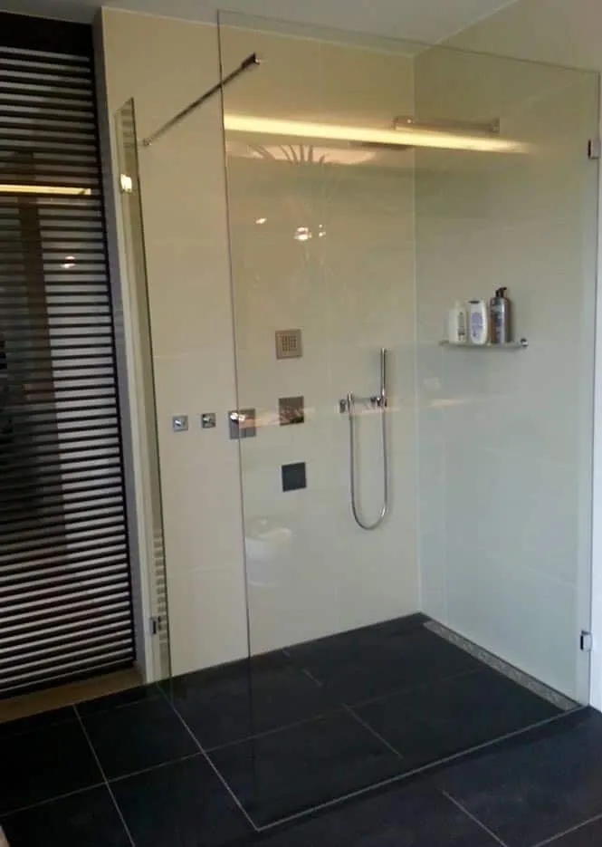 Grande paroi à l’italienne — paroi de douche sur mesure au Luxembourg — Vitralux Bradtke