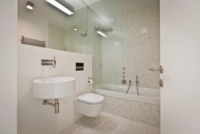 Pare-baignoire en verre clair — paroi de douche sur mesure au Luxembourg — Vitralux Bradtke