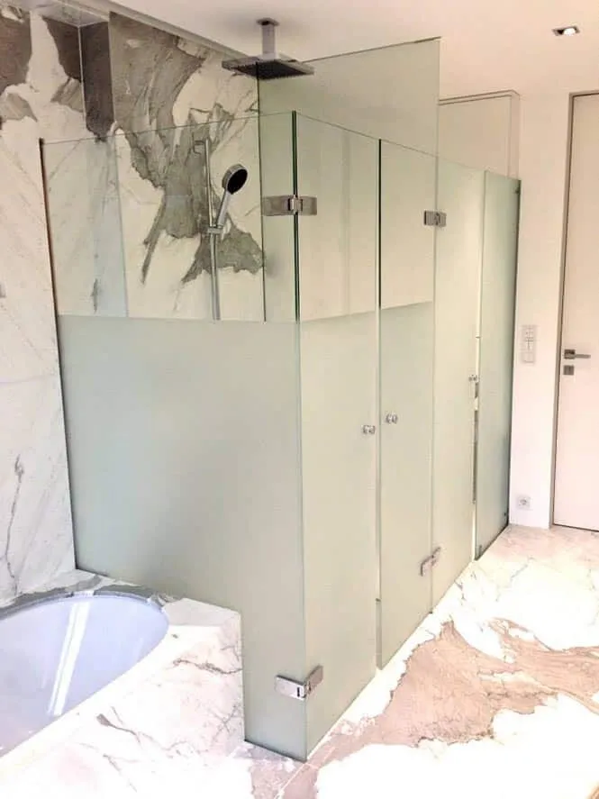 Cabine d’angle en verre dépoli — paroi de douche sur mesure au Luxembourg — Vitralux Bradtke