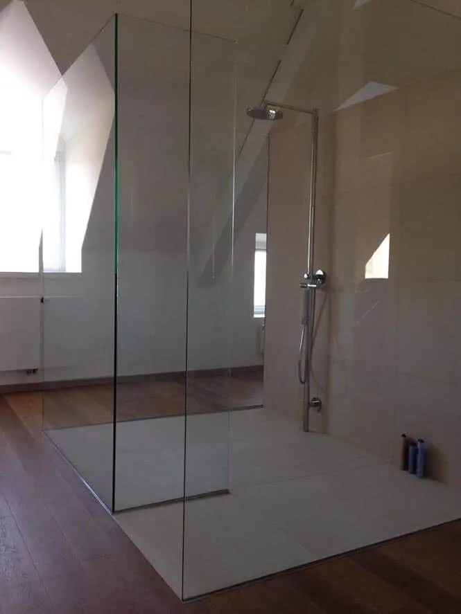 Paroi à l’italienne sous combles — paroi de douche sur mesure au Luxembourg — Vitralux Bradtke