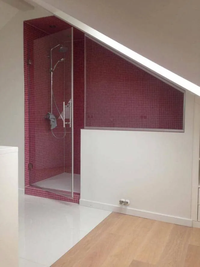 Douche sur mesure sous pente — paroi de douche sur mesure au Luxembourg — Vitralux Bradtke