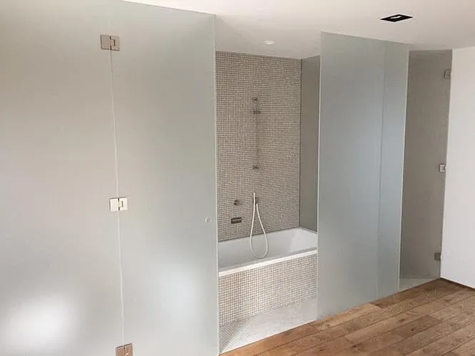Pare-baignoire en verre dépoli — paroi de douche sur mesure au Luxembourg — Vitralux Bradtke