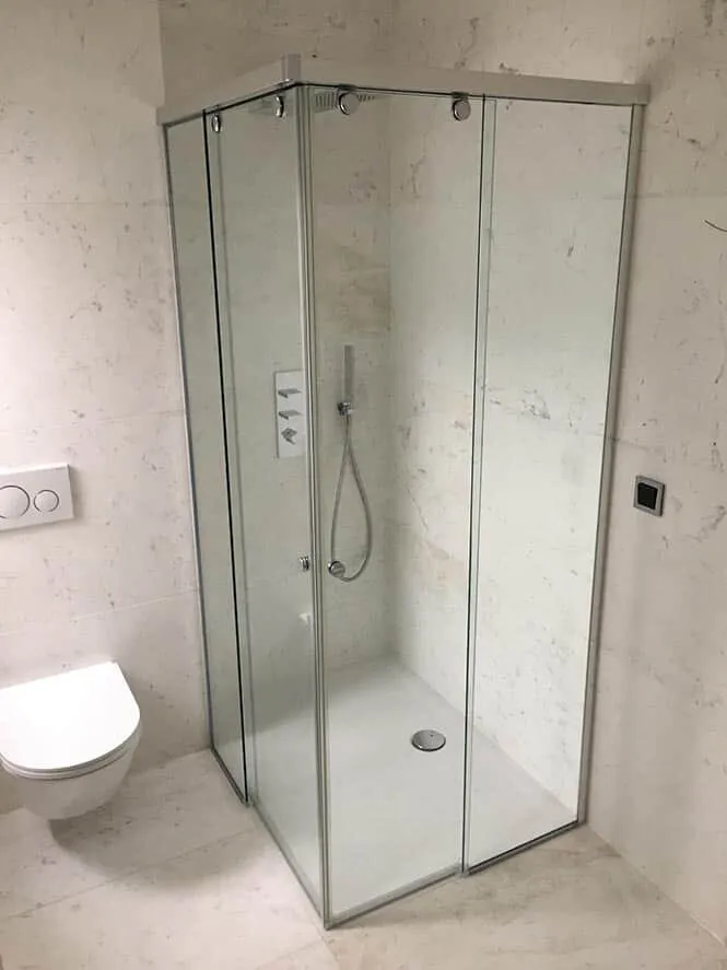 Cabine d’angle, décor marbre — paroi de douche sur mesure au Luxembourg — Vitralux Bradtke