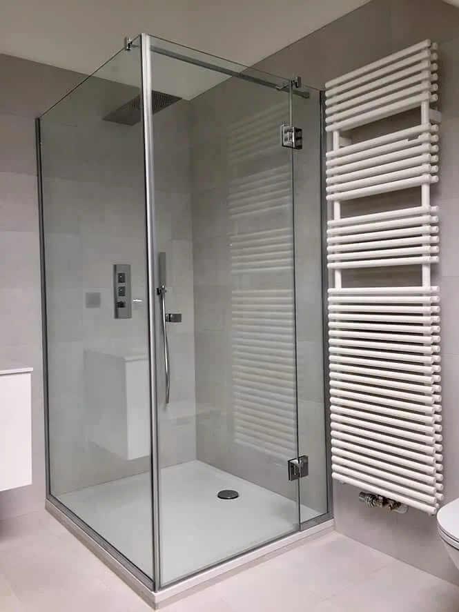 Cabine d’angle & sèche-serviettes — paroi de douche sur mesure au Luxembourg — Vitralux Bradtke