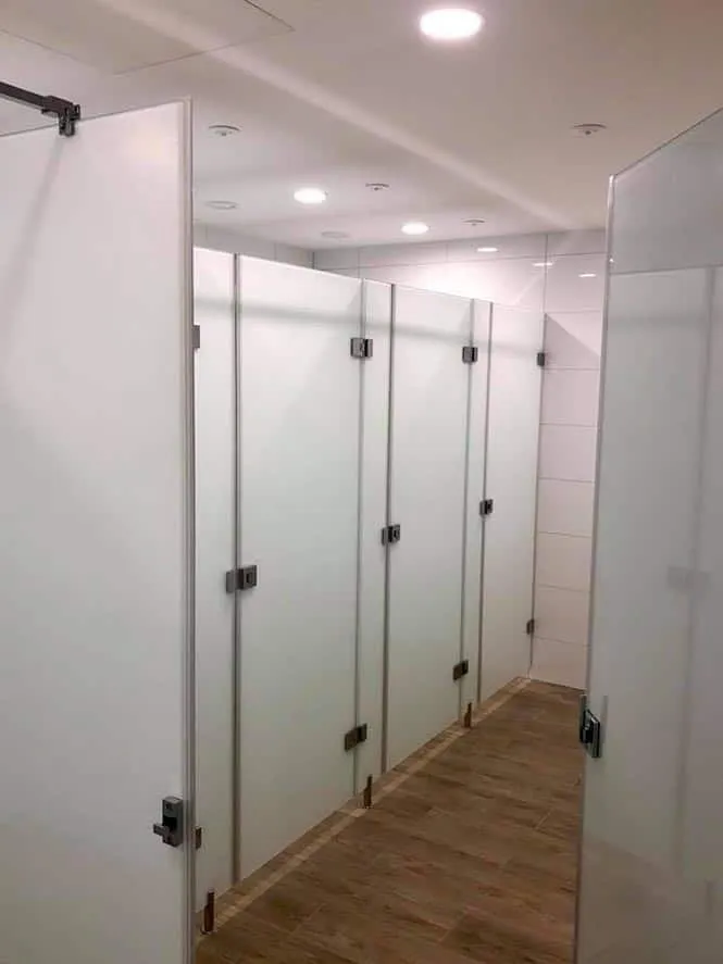 Séparations sanitaires collectives — paroi de douche sur mesure au Luxembourg — Vitralux Bradtke