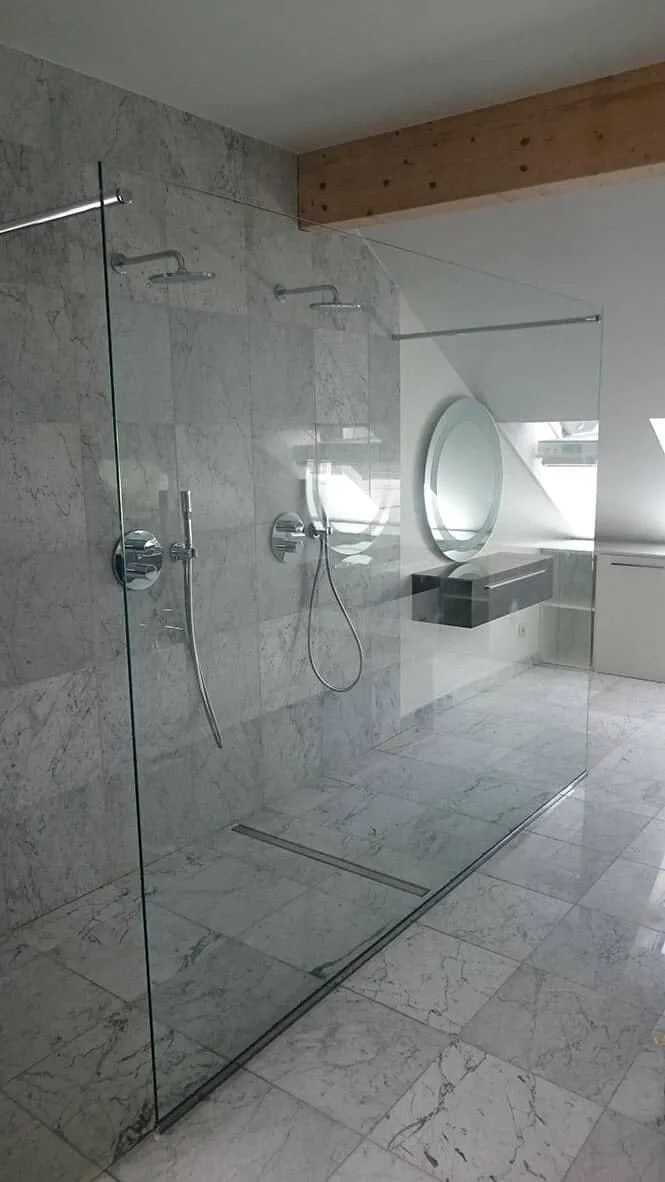 Paroi de douche à l'italienne en verre sur mesure, salle de bain décor marbre — paroi de douche Luxembourg — Vitralux Bradtke