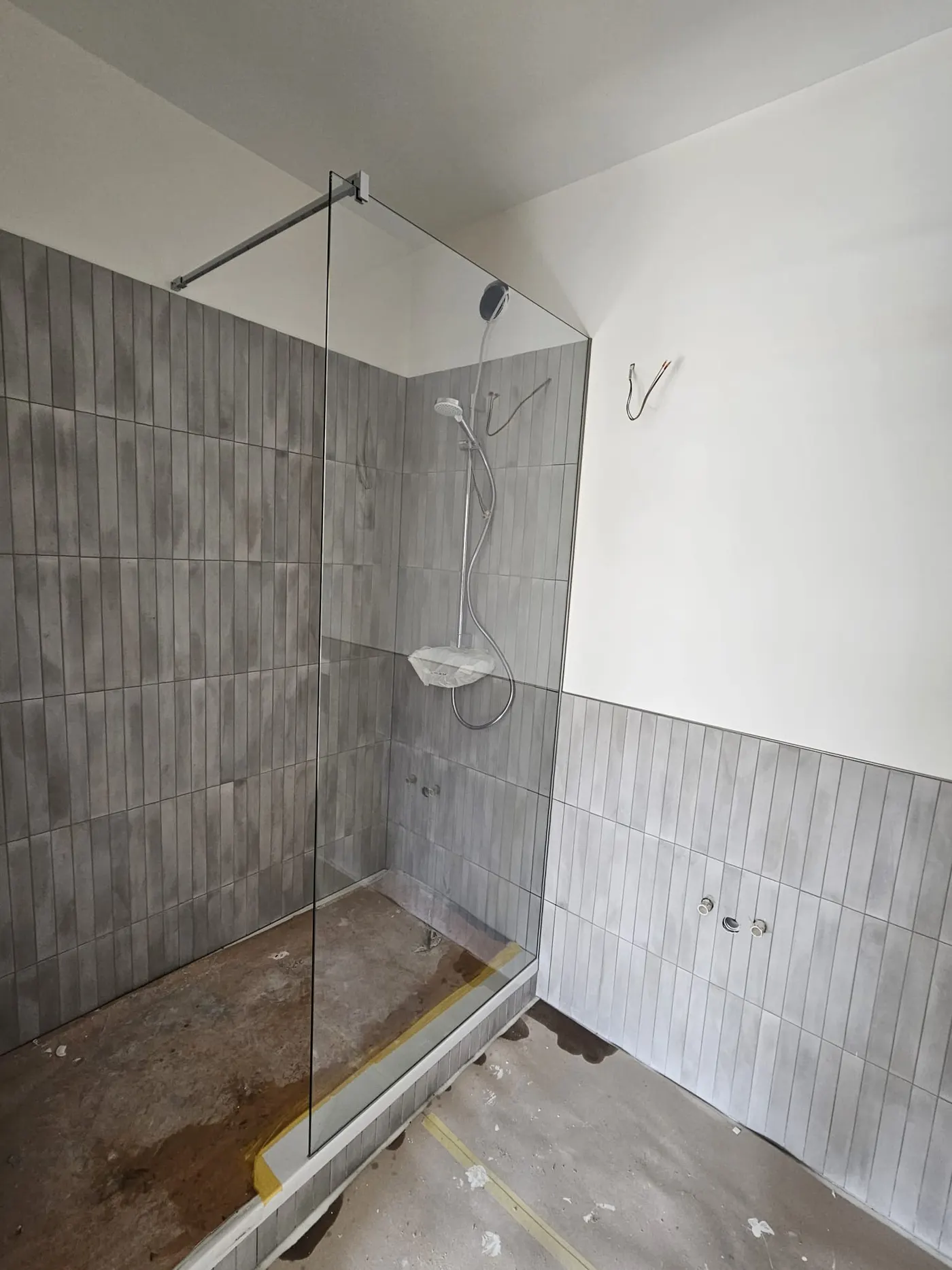 Douche à l’italienne en verre sur mesure — paroi de douche sur mesure au Luxembourg — Vitralux Bradtke