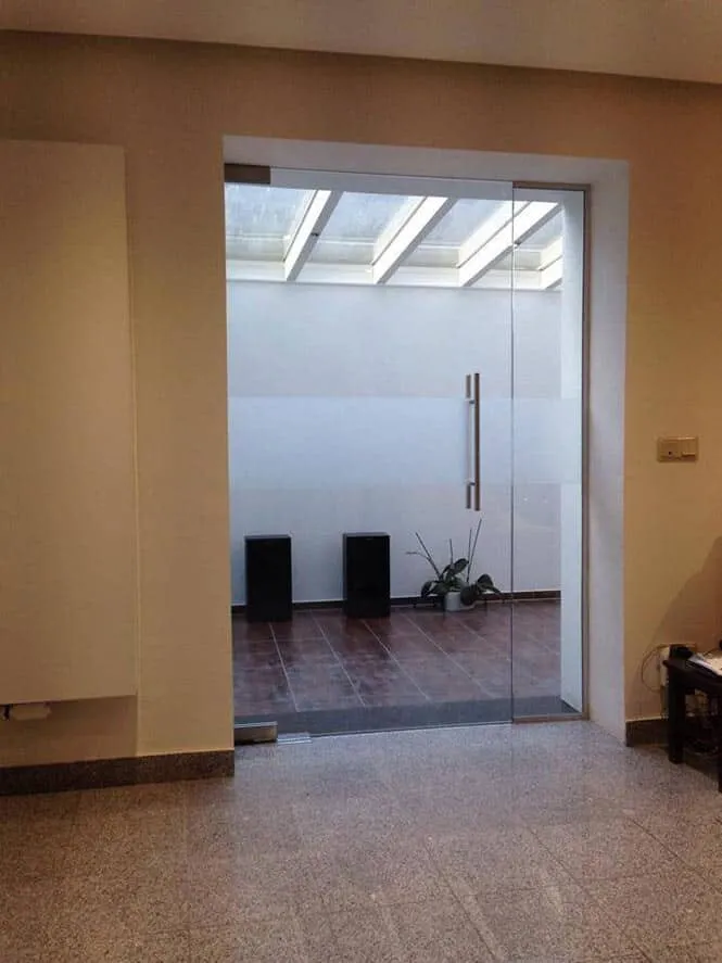 Séparation vitrée avec porte — porte en verre sur mesure au Luxembourg — Vitralux Bradtke