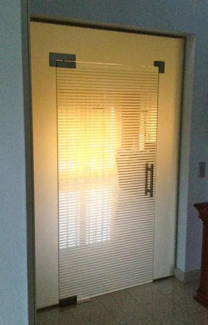 Porte coulissante à motif rayé — porte en verre sur mesure au Luxembourg — Vitralux Bradtke