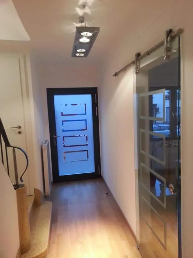 Porte coulissante sur rail apparent — porte en verre sur mesure au Luxembourg — Vitralux Bradtke