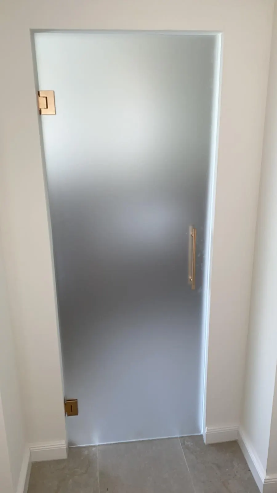 Porte en verre Satinato sur charnières mur-verre dorées — Porte charnière mur-verre Luxembourg — Vitralux Bradtke